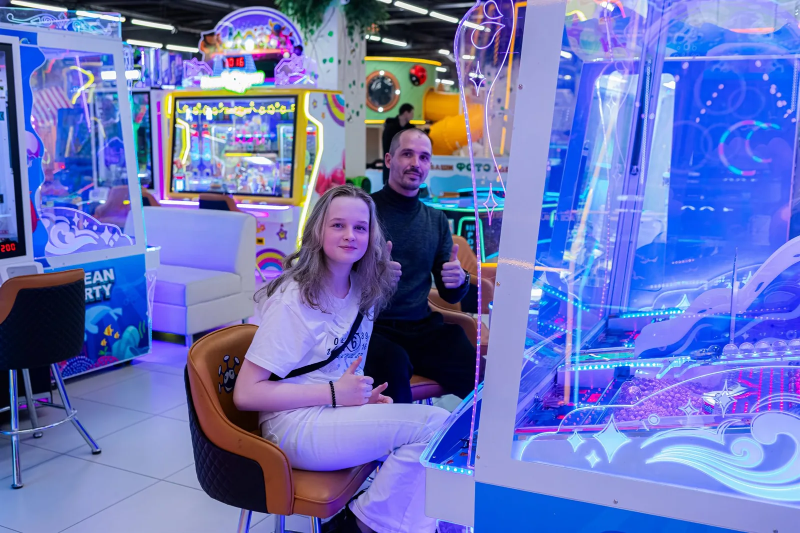 Семья играет на автоматах Улья